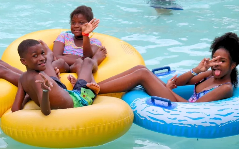 Niños disfrutando en flotadores del parque acuático