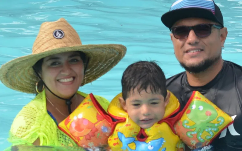 Familia con chalecos en la piscina