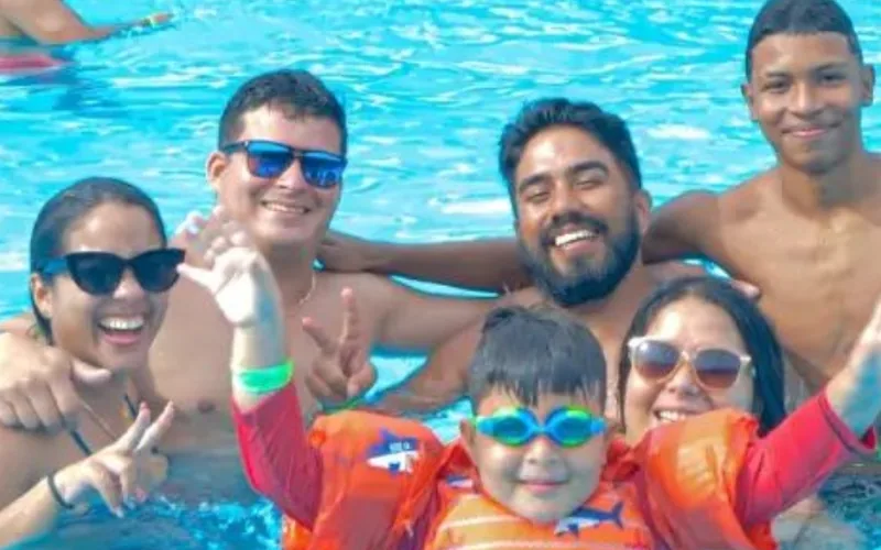 Grupo de amigos disfrutando en la piscina