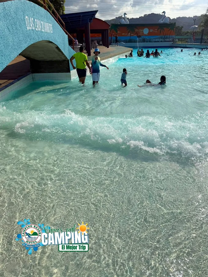 Piscina de olas del parque con familias disfrutando